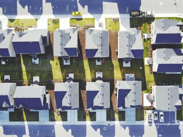 How Do People Afford Houses in California: Tips for Buyers