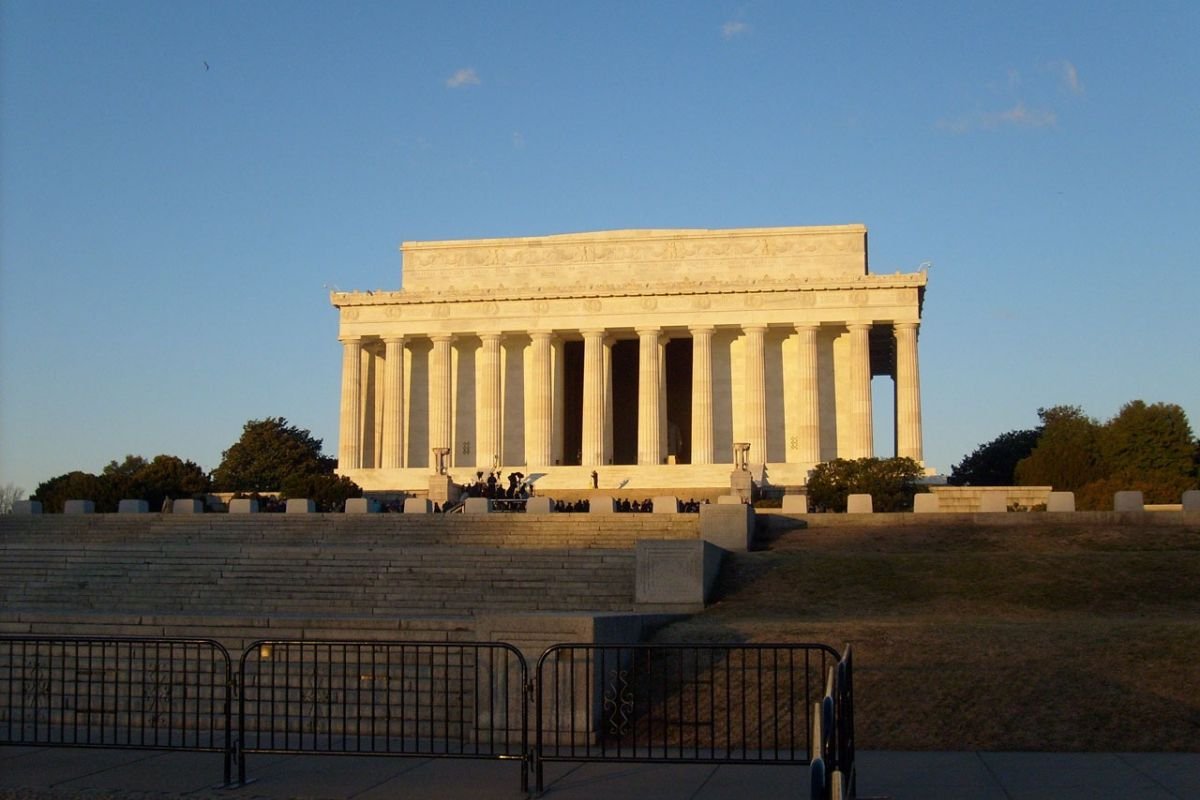 How Far is Washington from California? Driving Distance & Travel Options